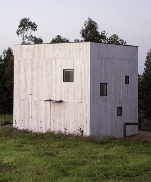 'casa kuvo' de stanaćev granados, un cubo de madera blanca en la costa chilena