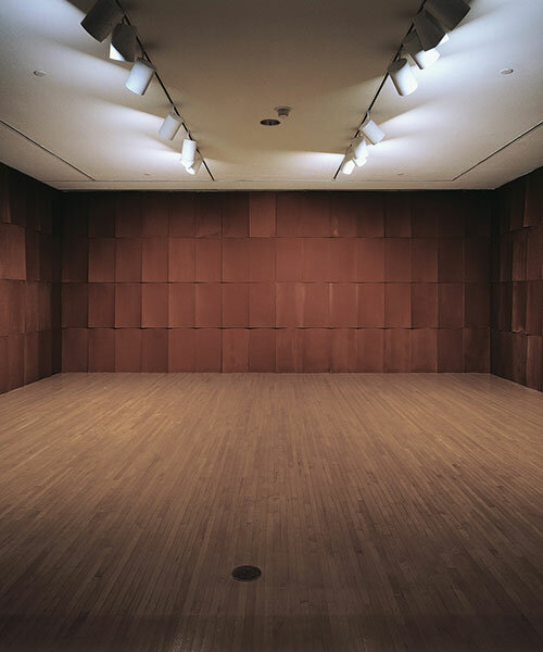 el artista ed ruscha recubre de chocolate una sala entera del MoMA