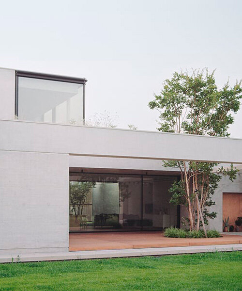 volúmenes de concreto expuesto y contraventanas de madera conforman la casa NF en italia