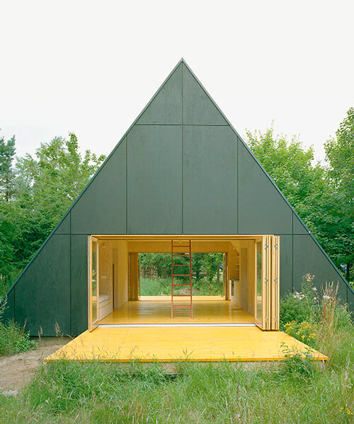 colores primarios impregnan 'casa wolin', una estructura en A hecha de madera en polonia