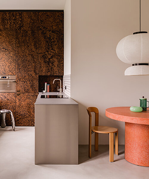 el apartamento de estilo memphis de mistovia en varsovia combina terrazo rosa, acero y nogal