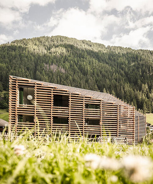 estudio DEAR adapta antiguos graneros a un moderno hotel en los alpes italianos