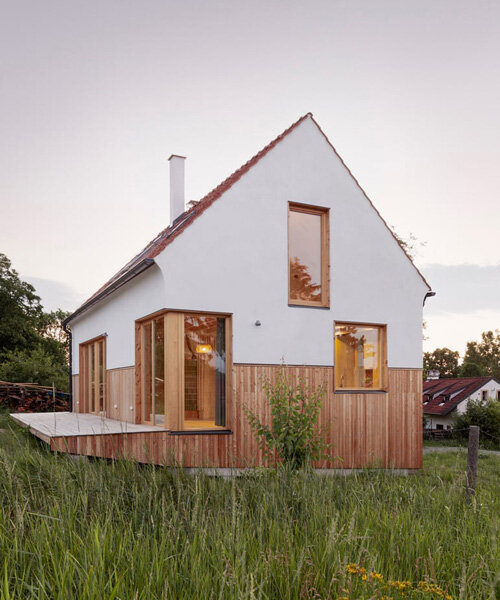tejados de terracota a dos aguas rematan la casa orgánica de martin zizka, imitando el paisaje de la república checa