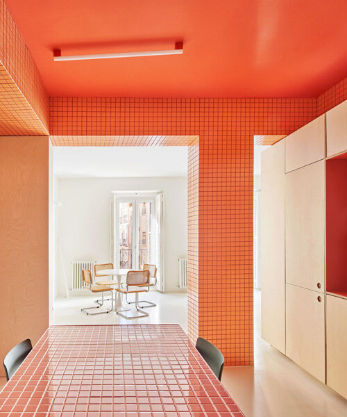 tres bloques de azulejos añaden toques de color en un pequeño departamento en madrid