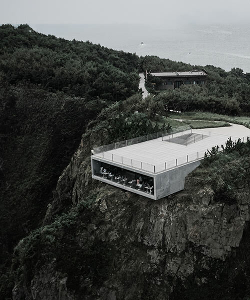 TAO incrusta una casa y un café minimalista en el acantilado de una costa rocosa en china
