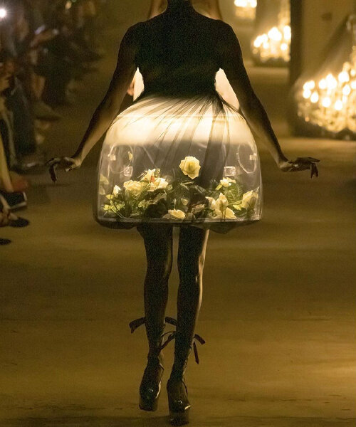 vestidos con terrarios luminosos de undercover desfilan en la semana de la moda de parís