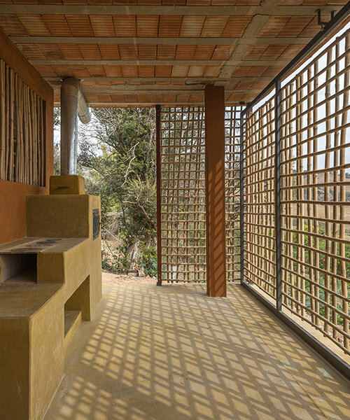 el estudio brasileño vazio S/A envuelve 'casa serra' en una fachada tejida con bambú