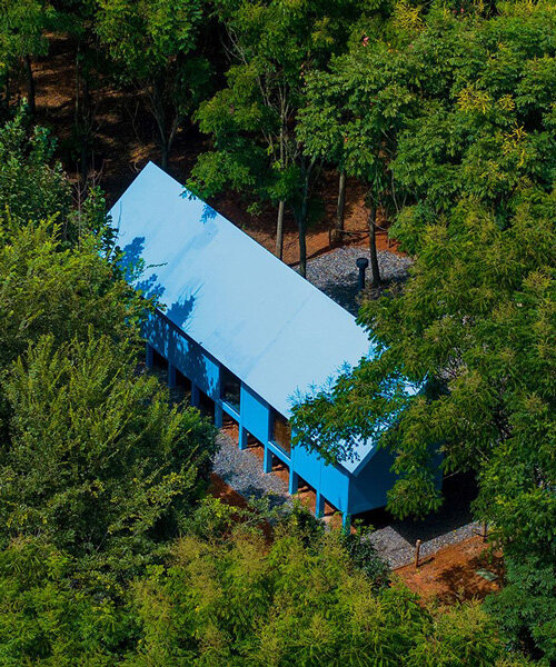 los techos a dos aguas de la cabaña azul de wiki world se envuelven dentro del bosque en china