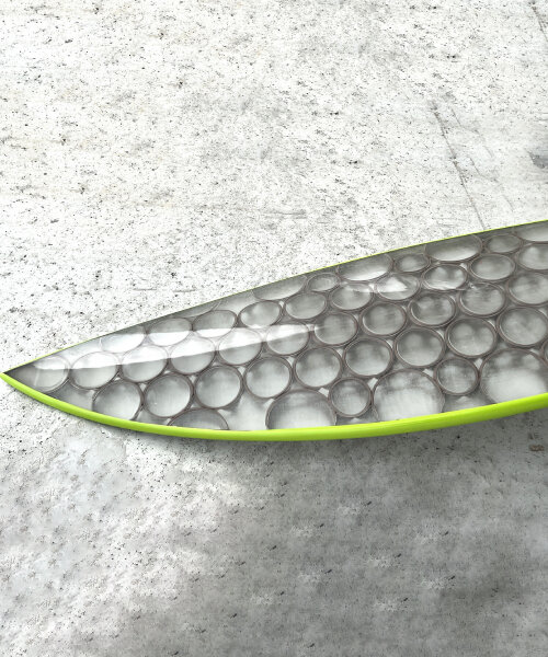 tabla de surf impresa en 3D con sargazo sustituye la espuma de poliuretano