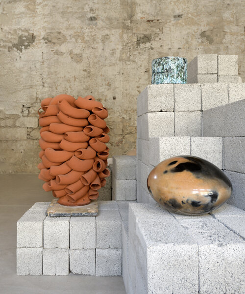 argilos en la galería carwan: un diálogo entre la cerámica del siglo xx y la contemporánea