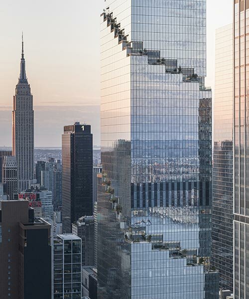 una cinta ajardinada asciende por el rascacielos 'the spiral' de bjarke ingels en nueva york