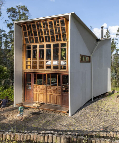 la casa quinchuyaku de emilio lópez es una casa solar en las laderas volcánicas de ecuador
