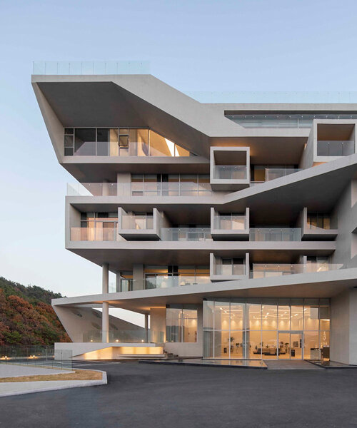 IDMM architects agrupa volúmenes angulares de concreto para componer un hotel envolvente en corea