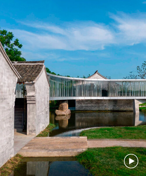 un puente curvo une dos casas históricas a orillas de un lago en china