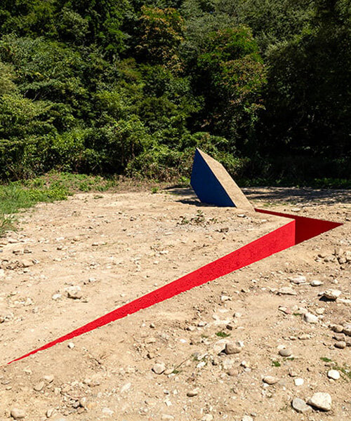 una esbelta grieta roja corta la tierra para el land art de hajime yoshida architecture en japón