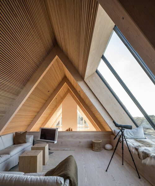 una cubierta de paja flota sobre la casa skagen klitgård de PAX architects en dinamarca