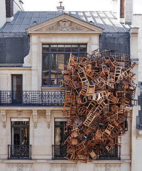 torre de sillas de madera de tadashi kawamata en la fachada de la mansión parisina de liaigre