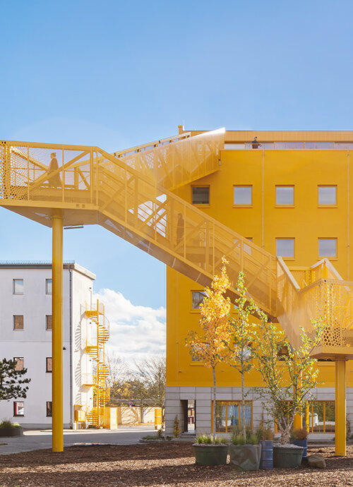 la gran escalera amarilla de MVRDV marca el nuevo eje central de atelier gardens en berlín