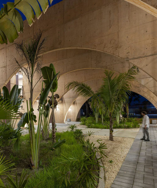 CCA esculpe un moderno centro comunitario con una galería ajardinada en méxico