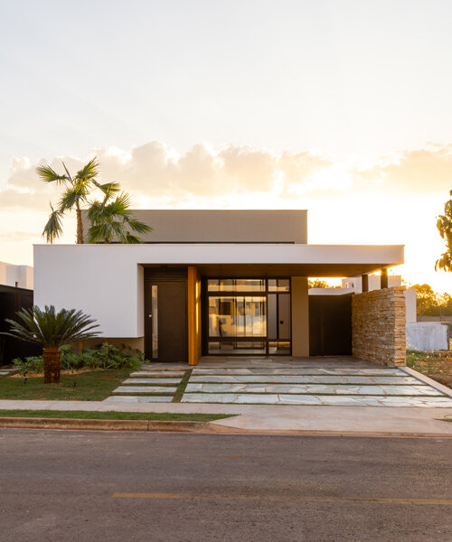 la madera, la piedra y el concreto crean la soleada casa cerrada de ser_arquitetos en brasil