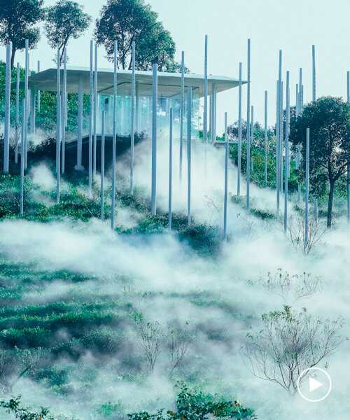 el salón de té de plat asia emerge de la niebla entre postes de acero blanco