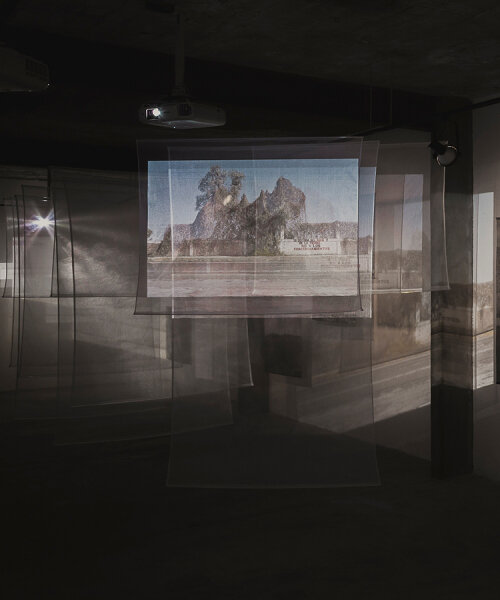 proyector presenta la exhibición 'ecologías de la máquina: paisajes de cemento y poder'
