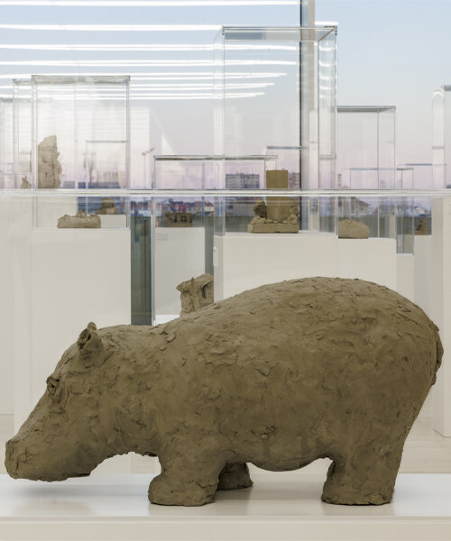 157 esculturas de arcilla cruda de fischli/weiss se presentan en la exposición atlas de la fondazione prada