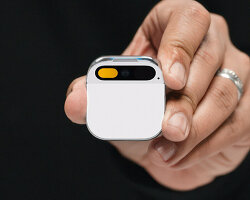 No es un anillo: es un mini reloj Casio que se lleva en el dedo