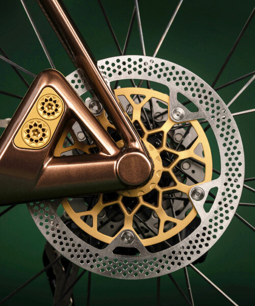 .1R de j.laverack aston martin, una bicicleta de titanio forjada con fibra de carbono y aluminio