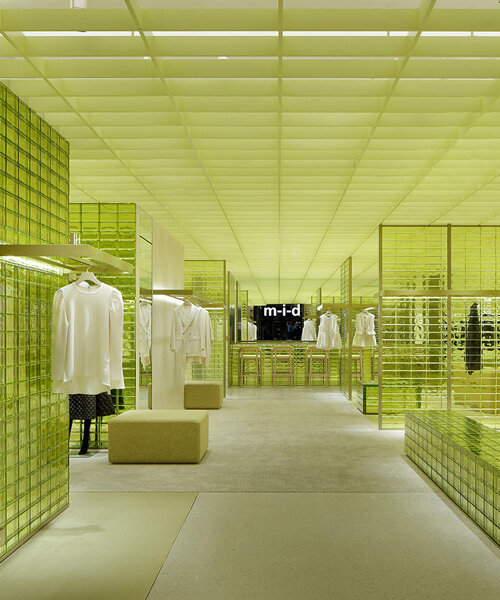 ladrillos de vidrio amarillo dan forma a la tienda conceptual de curiosity en osaka