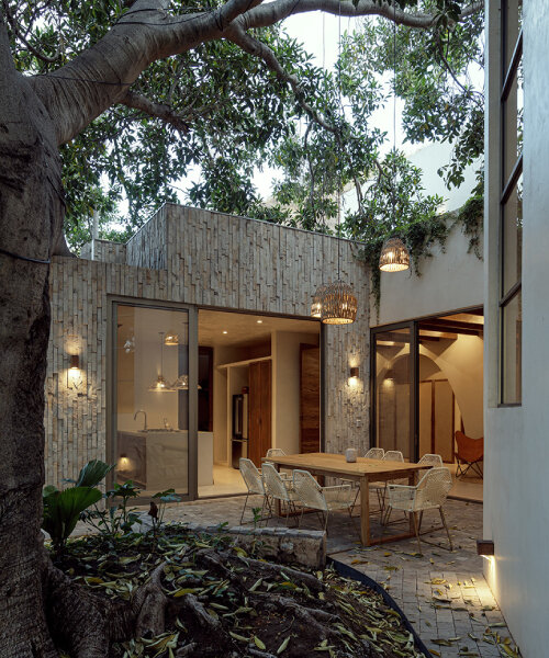 TAQ arquitectura combina tonos neutros y toques de madera en su 'casa mezcala'
