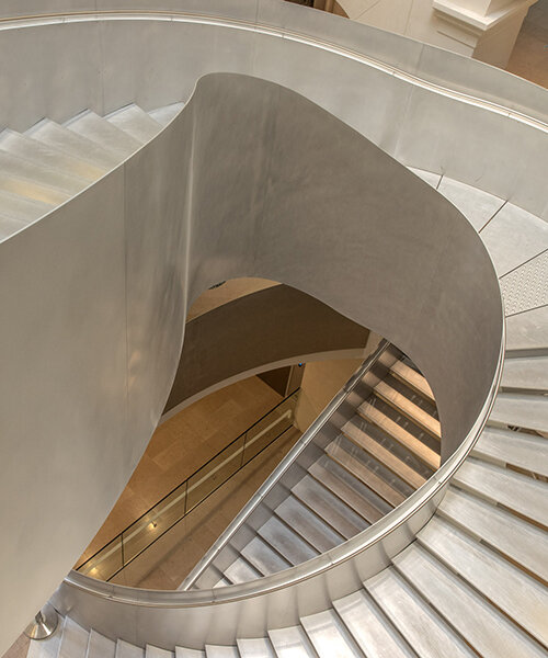 una escalera monumental serpentea en la biblioteca nacional de francia, fotografiada por danica o. kus