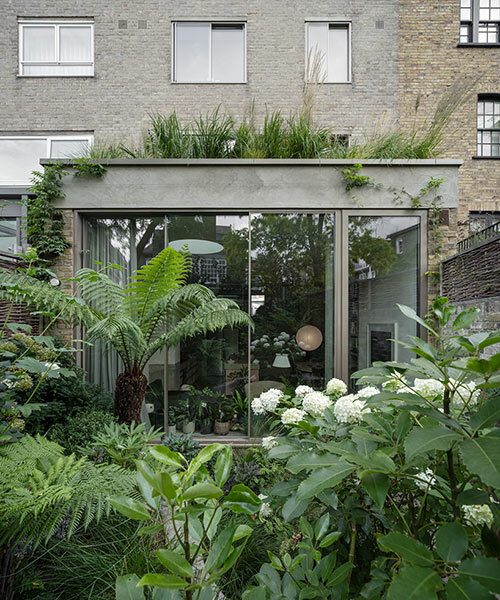 chelsea brut: pricegore architects evoca el modernismo brasileño en una casa londinense