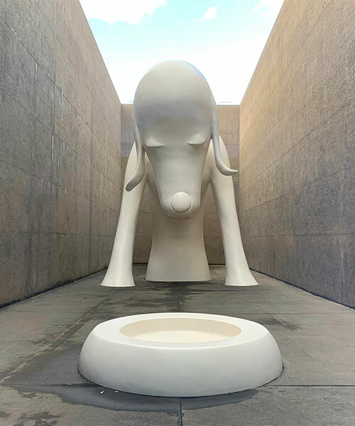 la colosal escultura de un perro da la bienvenida a la exposición de yoshimoto nara en japón