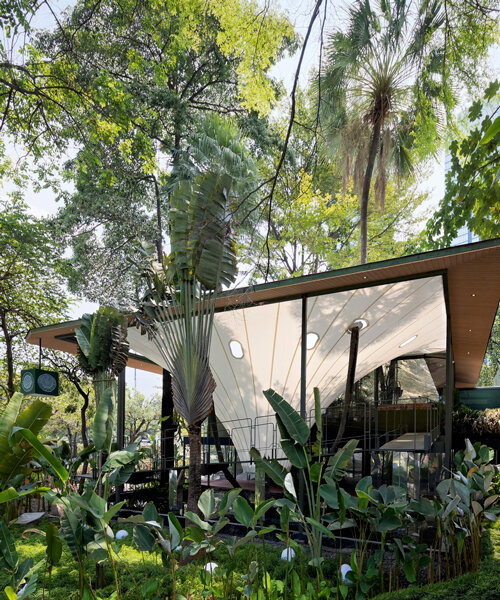 una estructura tensada forma un espacio para eventos entre los árboles de yakarta