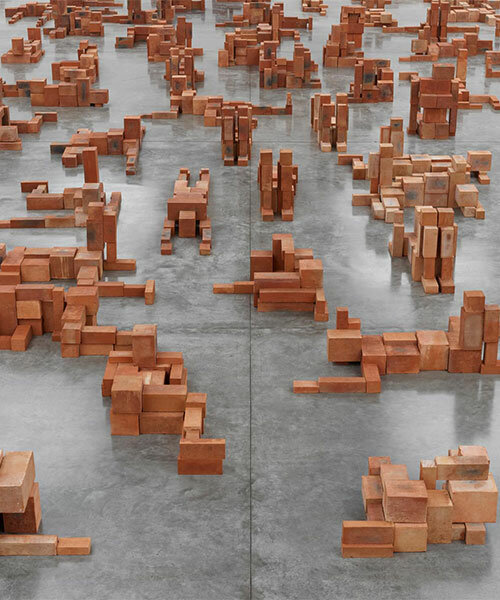 antony gormley explora la política del cuerpo a través de una exposición de esculturas de concreto en white cube