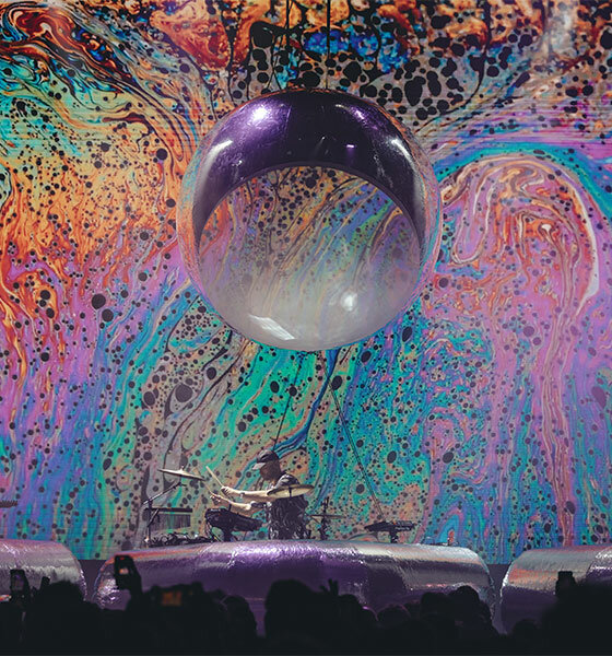 BIG presenta un envolvente escenario con una esfera inflable para la gira de whomadewho