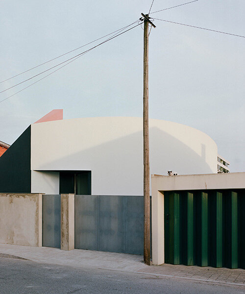 la casa en tres gestos: la vivienda geométrica de fala atelier en portugal