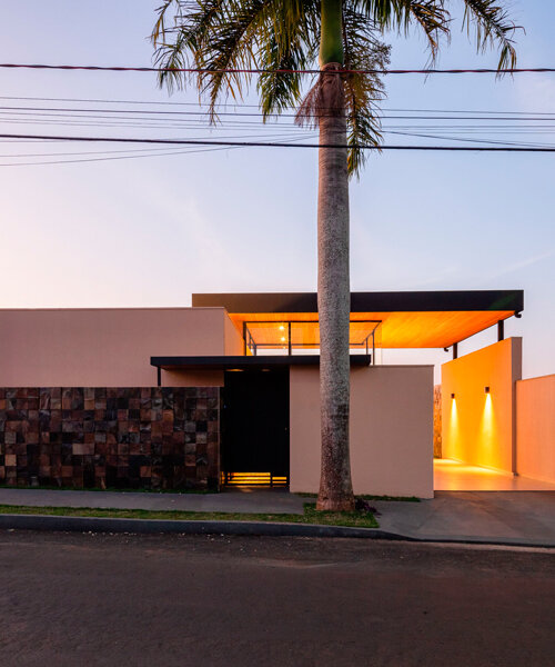 voladizos revestidos de madera se ciernen sobre la casa de cristal de ser arquitetos en brasil