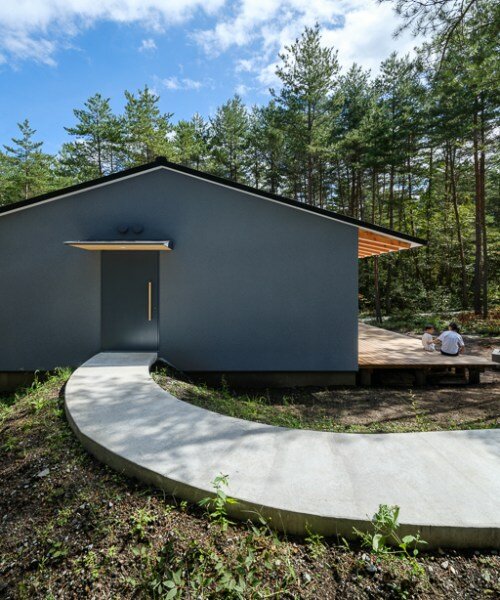 un pasillo lleno de luz y naturaleza marca el idílico refugio forestal de ysla architects en japón