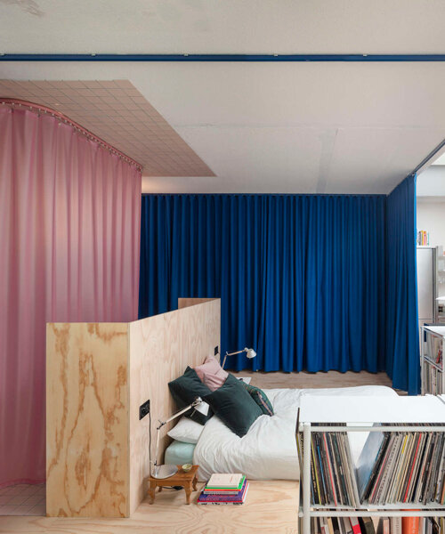 cortinas y superficies acristaladas decoran un apartamento teatral de BUREAU en suiza