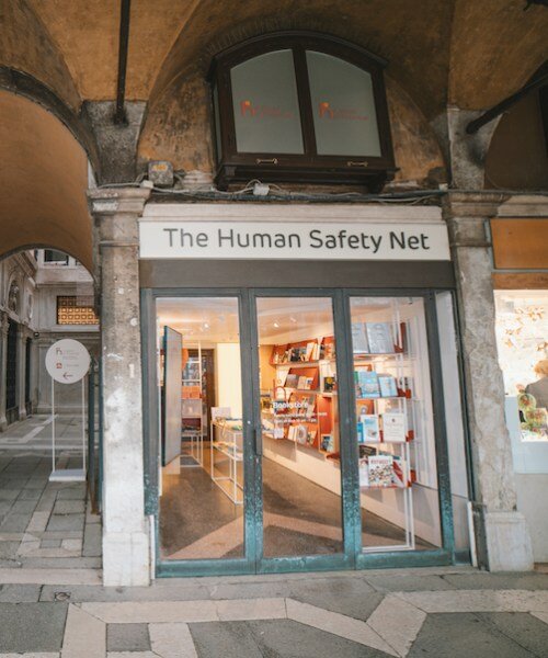 migliore+servetto restaura una estructura histórica veneciana para la librería Human Safety Net