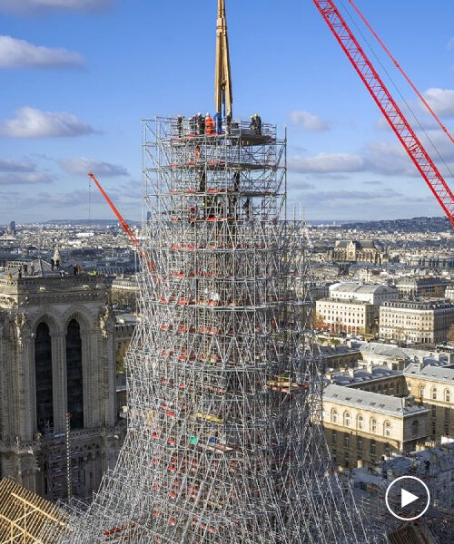 finalmente se instala la aguja de notre-dame, un año antes de la inauguración prevista de la catedral