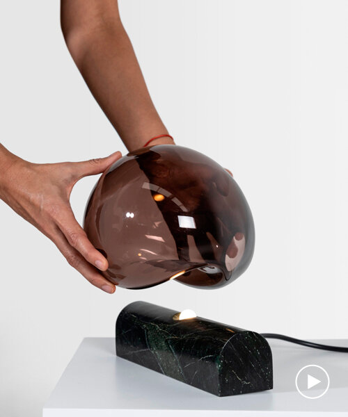 'talla' de peca studio irradia luz a través de una estructura de vidrio soplado