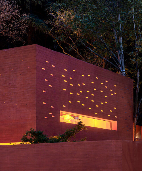 mix architecture esculpe el centro de exposiciones 'red box' como una resplandeciente cueva