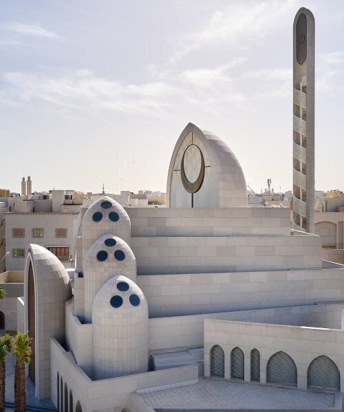 volúmenes giratorios y medias cúpulas rítmicamente apilados componen la mezquita kuwaití