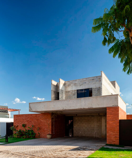 ladrillo rojo y bloques de hormigón apilados dan forma a la 'casa vão' en brasil