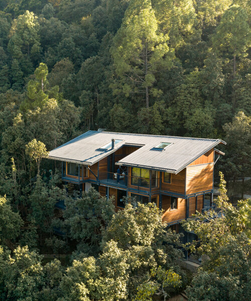 la villa de madera en el bosque por studio lotus que flota entre los bosques del himalaya