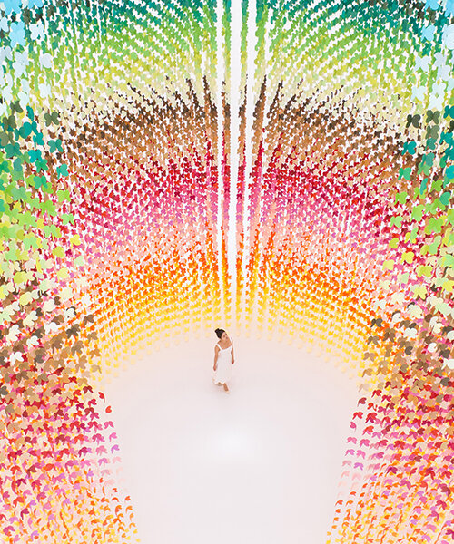 la colorida instalación de emmanuelle moureaux envuelve a los visitantes en una nube de mariposas