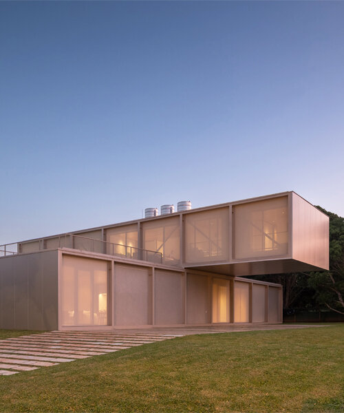la casa 350 de bloco arquitetos se despliega como volúmenes translúcidos y transversales en brasil